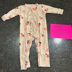 Kyte baby peaches romper. VGUC. Size 0-3m. $28